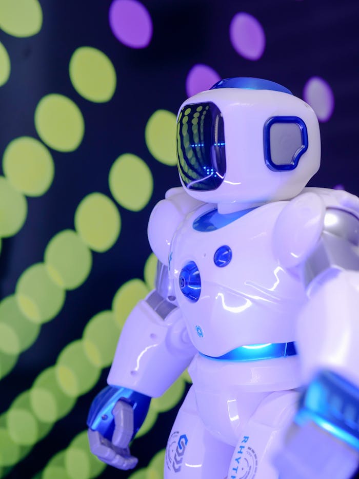 Robot futuriste pour accompagner le formulaire de contact dans le but d'optimiser les infrastructures avec l’IA.